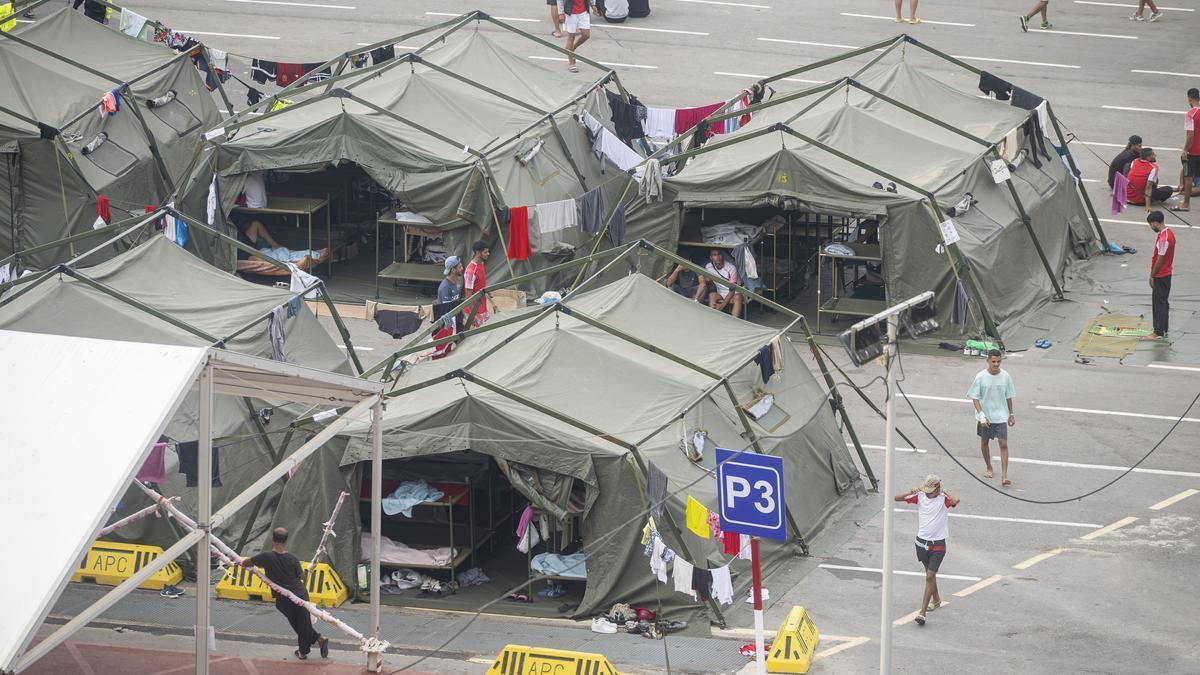 Varios inmigrantes acampados en Ceuta.
