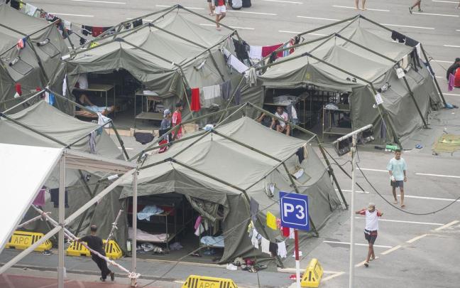 Varios inmigrantes acampados en Ceuta.