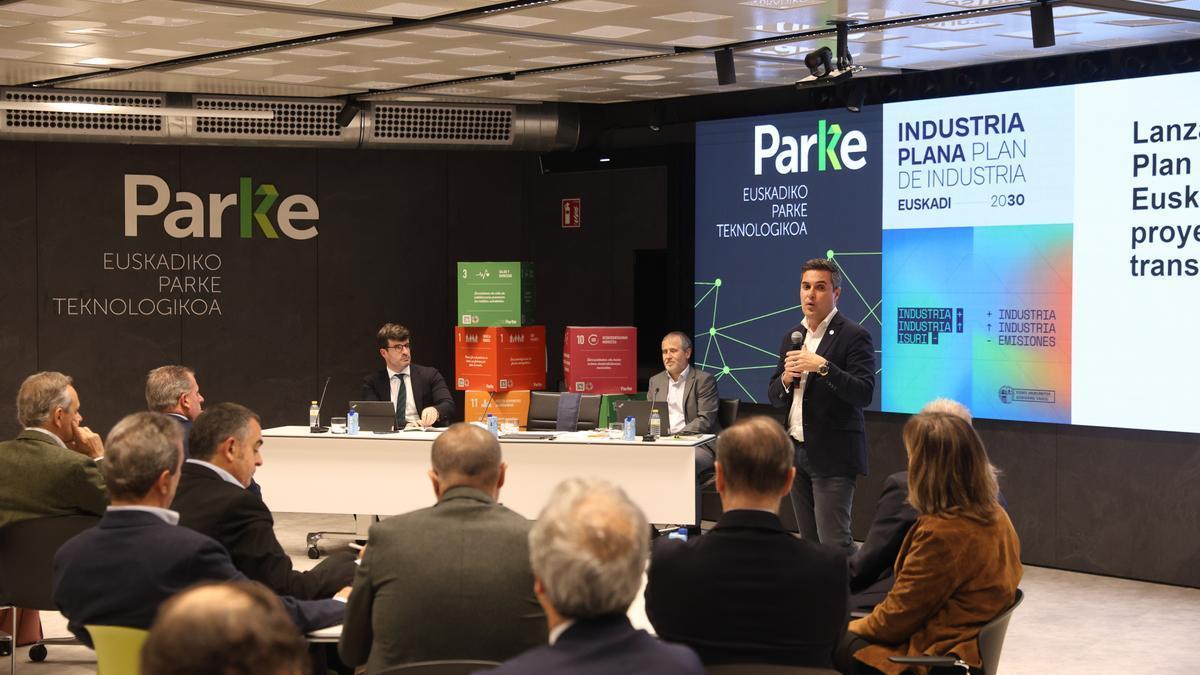 Reunión entre el consejero de Industria, Transición Energética y Sostenibilidad, Mikel Jauregi y los clústeres industriales