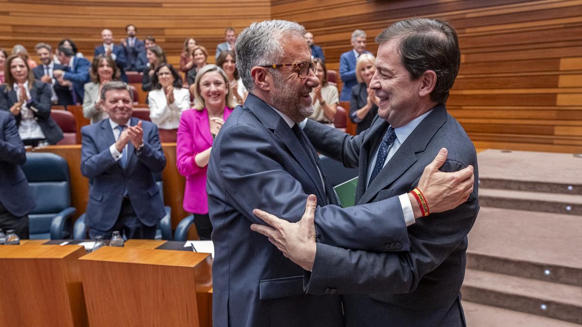 Alfonso Fernández Mañueco y Carlos Pollán se felicitan tras el pleno de investidura.