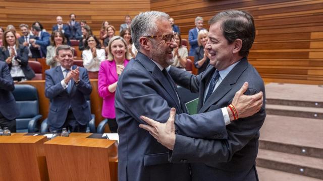 Alfonso Fernández Mañueco y Carlos Pollán se felicitan tras el pleno de investidura.