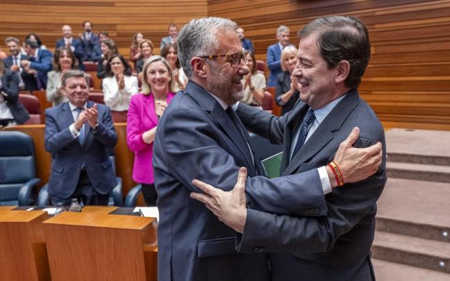 Alfonso Fernández Mañueco y Carlos Pollán se felicitan tras el pleno de investidura.
