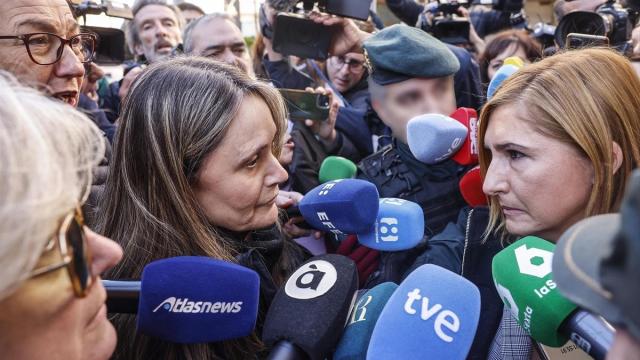 La exconsellera de Justicia i Interior de la Generalitat Valenciana Salomé Pradas (d), habla con la presidenta de Associació Víctimes Mortals DANA 29-O, Rosa María Álvarez (i), a su salida de los juzgados de Catarroja, .