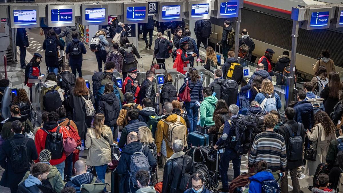 Decenas de pasajeros afectados por la huelga en la estación de Montparnasse. / CHRISTOPHE PETIT TESSON / EFE