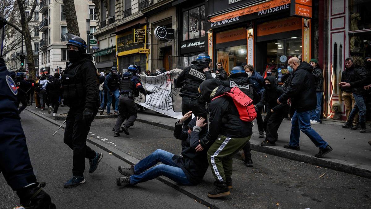 Policías y manifestantes se enfrentan en una protesta en Lyon.