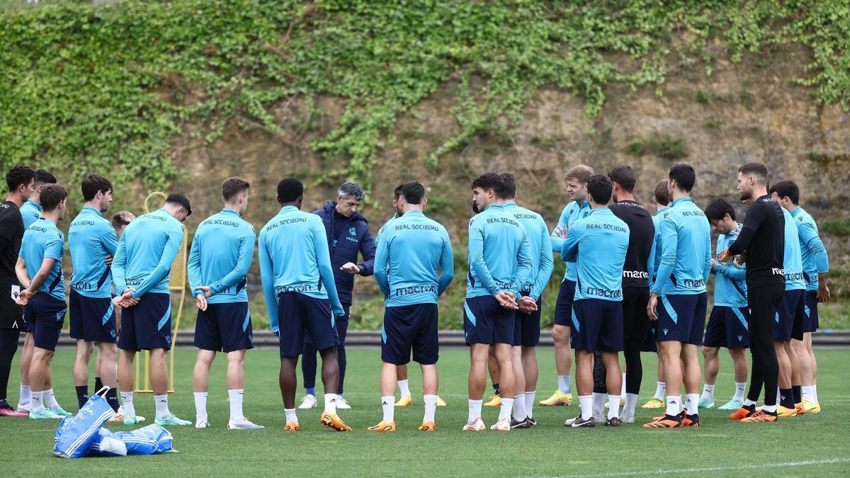 Imanol se dirige a sus futbolistas durante el entrenamiento del viernes en Zubieta. / REAL SOCIEDAD