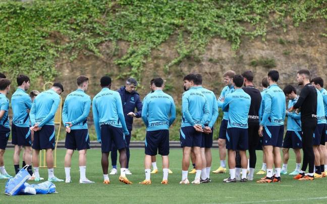 Imanol se dirige a sus futbolistas durante el entrenamiento del viernes en Zubieta. / REAL SOCIEDAD