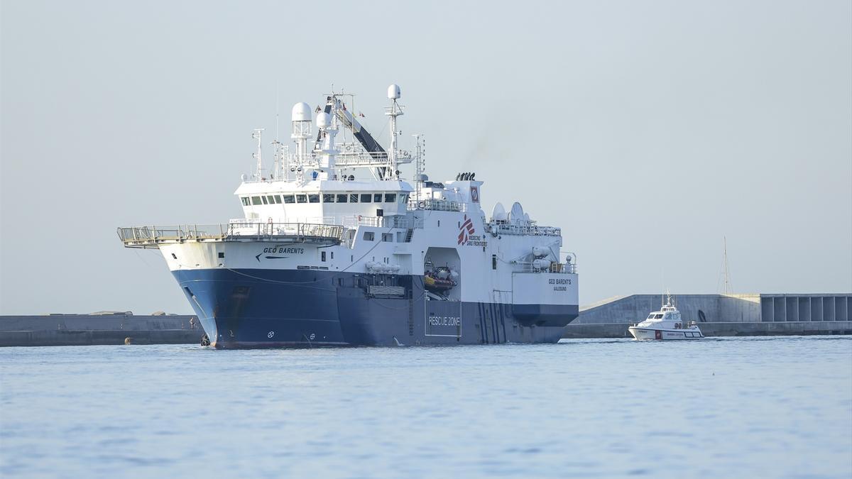 El barco Geo Barents en el puerto de Salerno.