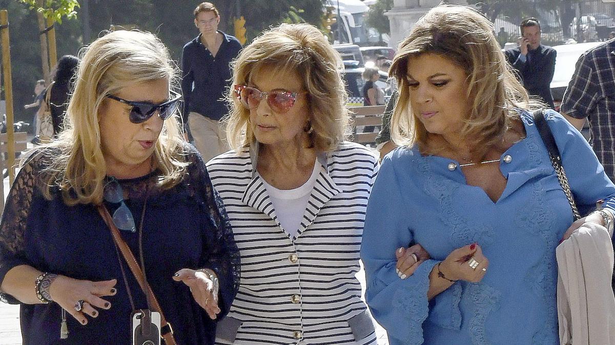 María Teresa Campos junto a sus hijas en 'Las Campos'.