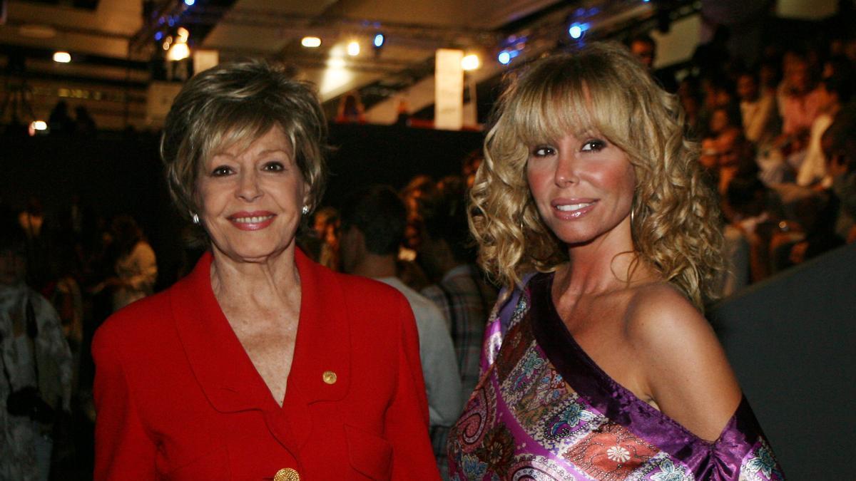 Laura Valenzuela junto a su hija, Lara Dibildos, en un desfile.