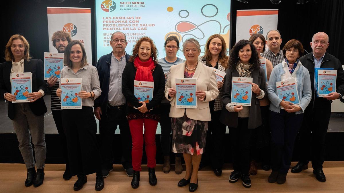 Representantes de Salud Mental Euskadi en una comparecencia en Donostia.