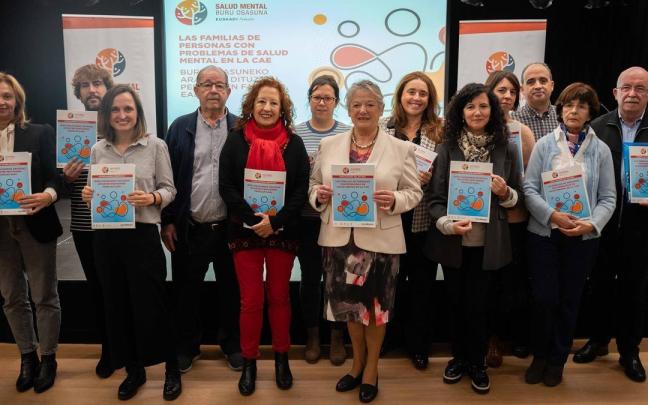 Representantes de Salud Mental Euskadi en una comparecencia en Donostia.