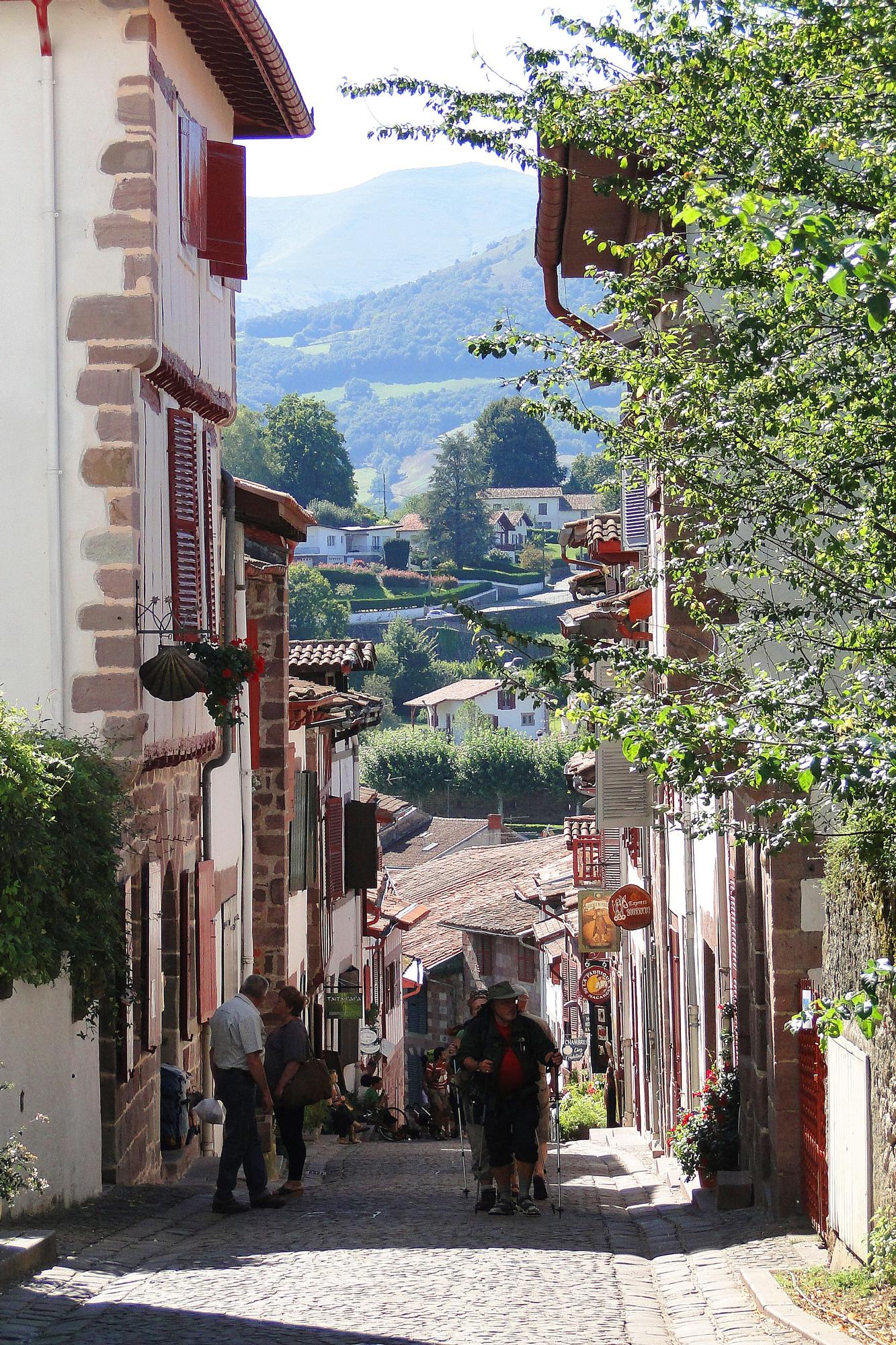 Peregrinos en una de las calles principales.