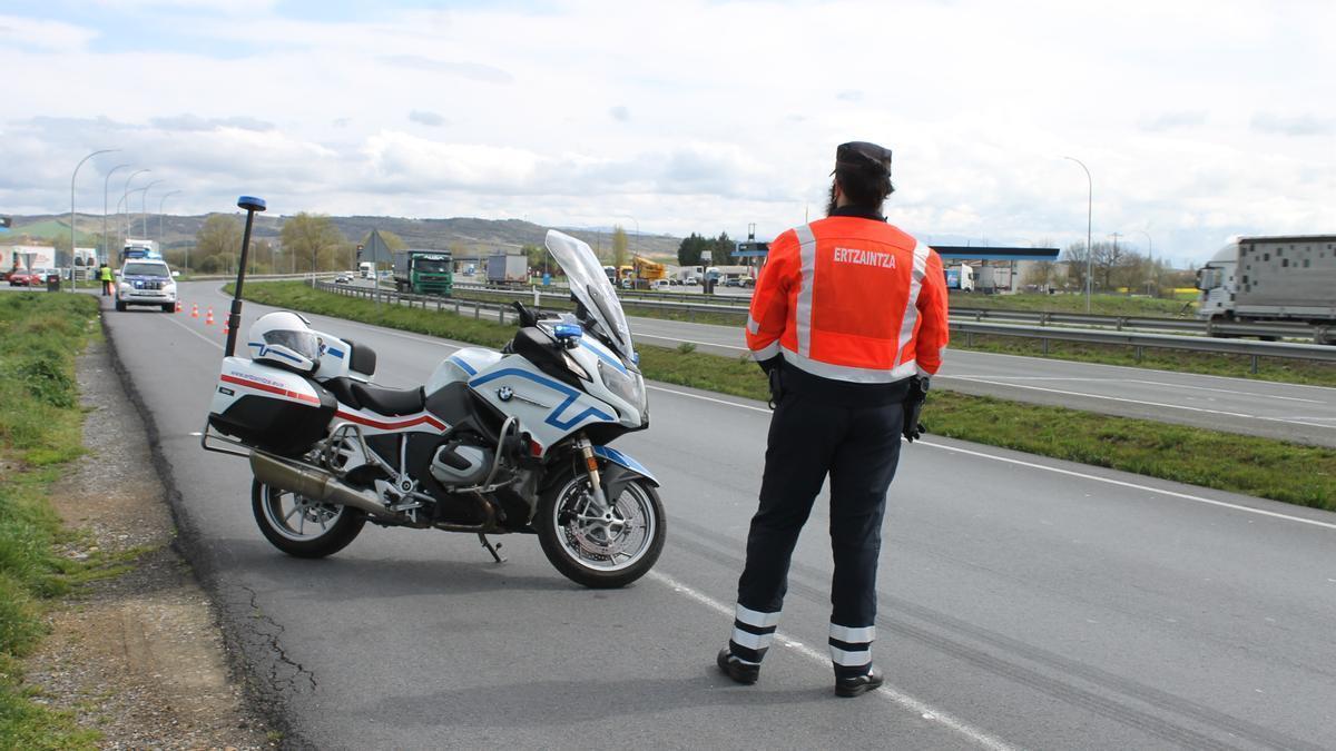 Imagen de archivo de un control en carretera de la Ertzaintza.