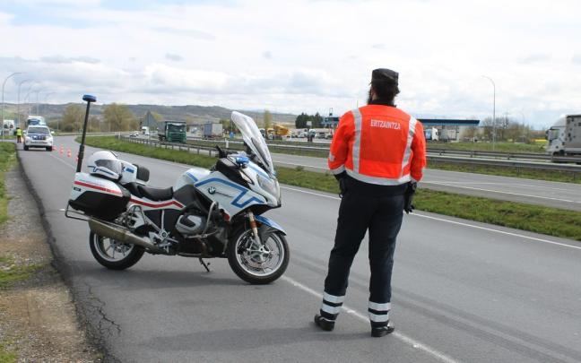 Imagen de archivo de un control en carretera de la Ertzaintza.