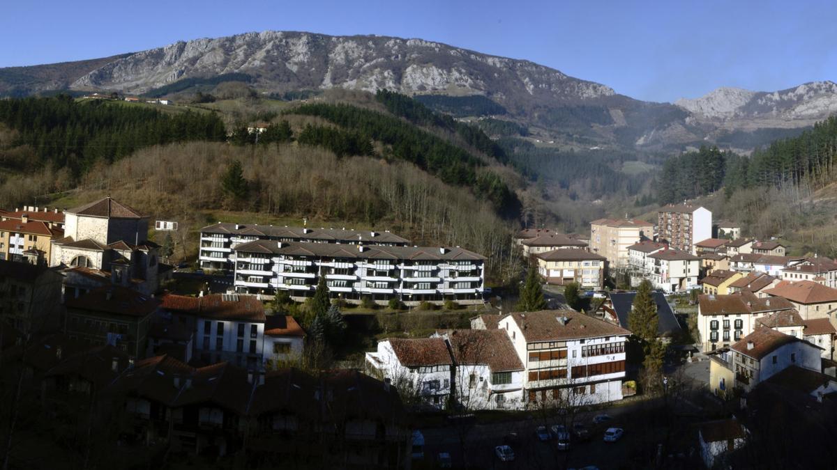 Vista de Aramaio desde su centro urbano en Ibarra