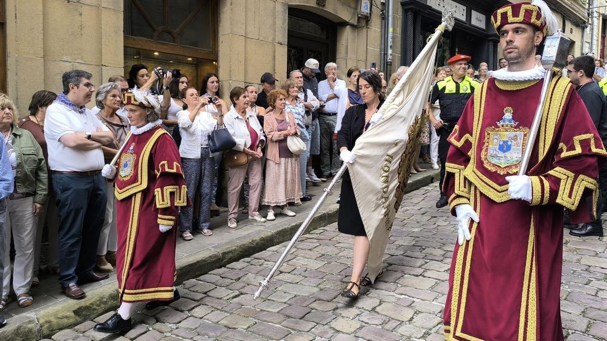 Estitxu Berasategi portando la bandera de Hondarribia