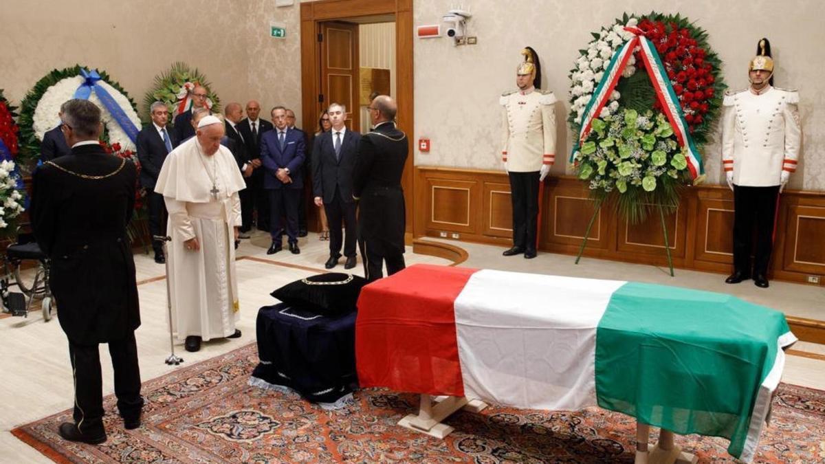 El Papa Francisco frente al ataúd del expresidente de la República italiana Giorgio Napolitano.