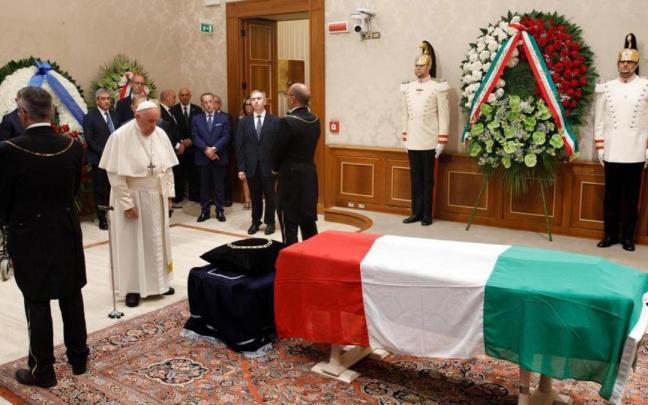 El Papa Francisco frente al ataúd del expresidente de la República italiana Giorgio Napolitano. El Papa Francisco frente al ataúd del expresidente de la República italiana Giorgio Napolitano.
