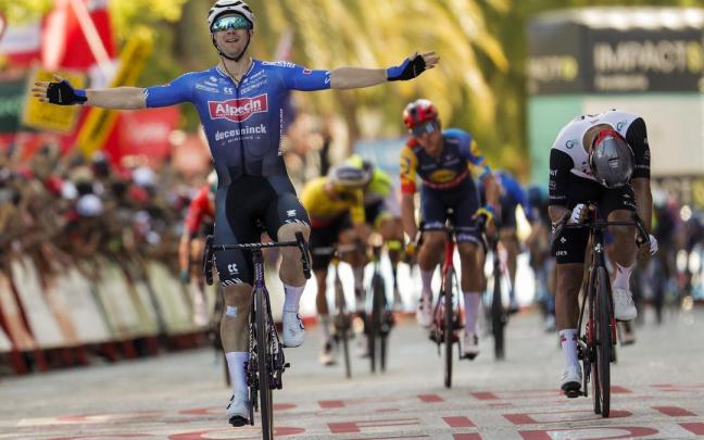 Kaden Groves bate a Sebastián Molano en Tarragona.