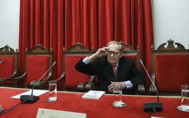 Ramón Tamames participa en un coloquio con otros economistas organizado por la Real Academia de Ciencias Morales y Políticas y el Banco de España.