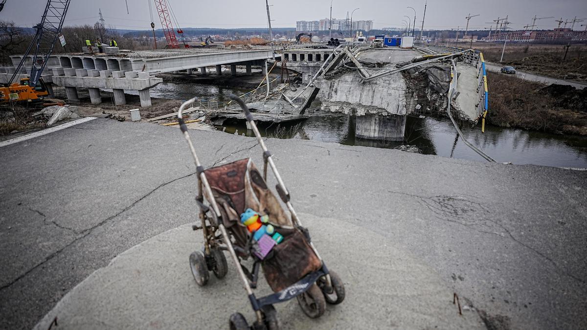 Una silla de niño abandonada junto al puente de Irpin, destrozado por los ataques.