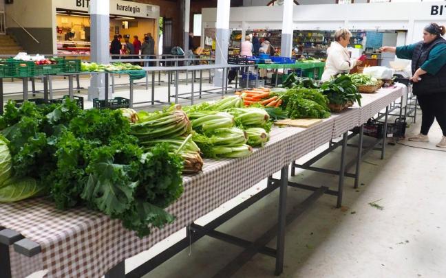 Azkoitia quiere reconocer con este homenaje el papel de la Plaza del Mercado como lugar de intercambio, convivencia e identidad del pueblo.