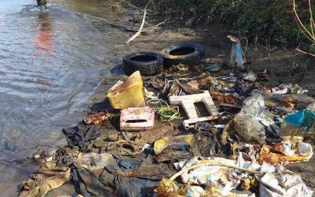 Residuos retirados del río Urumea