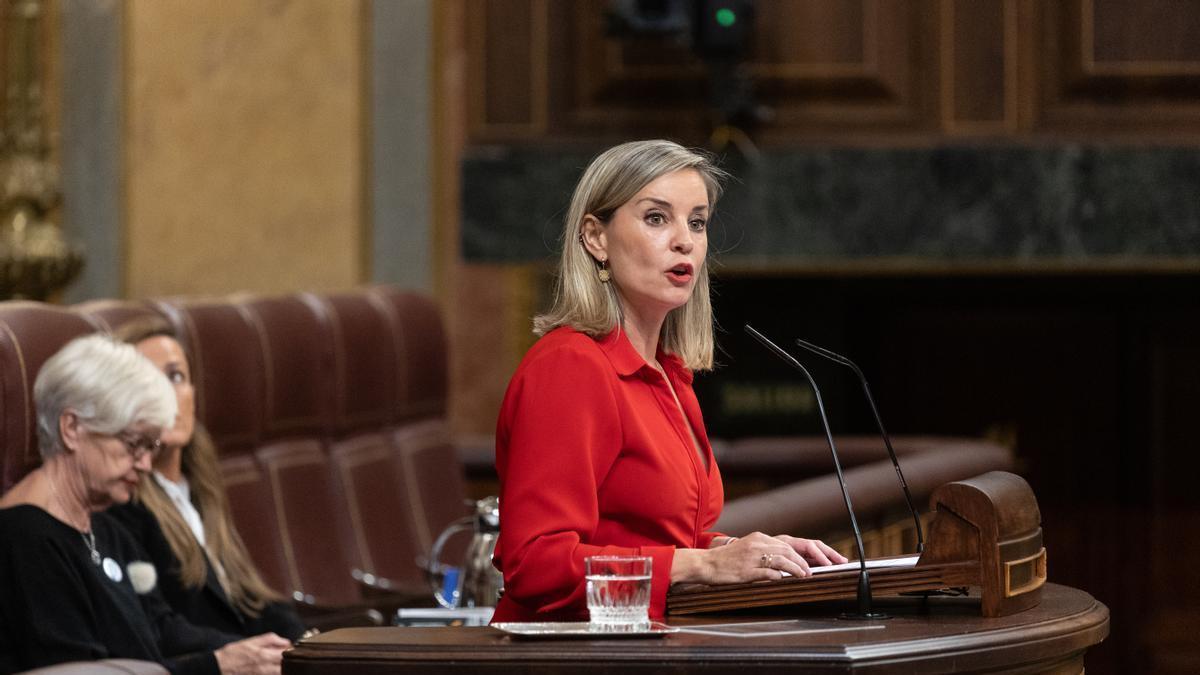 La diputada de Sumar Verónica Martínez interviene durante una sesión plenaria.