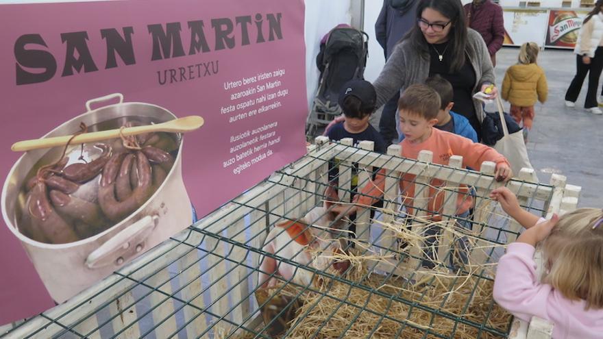 Varios niños, jugando con el cerdo de cartón.