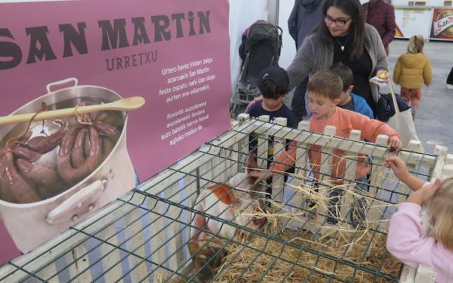 Varios niños, jugando con el cerdo de cartón.