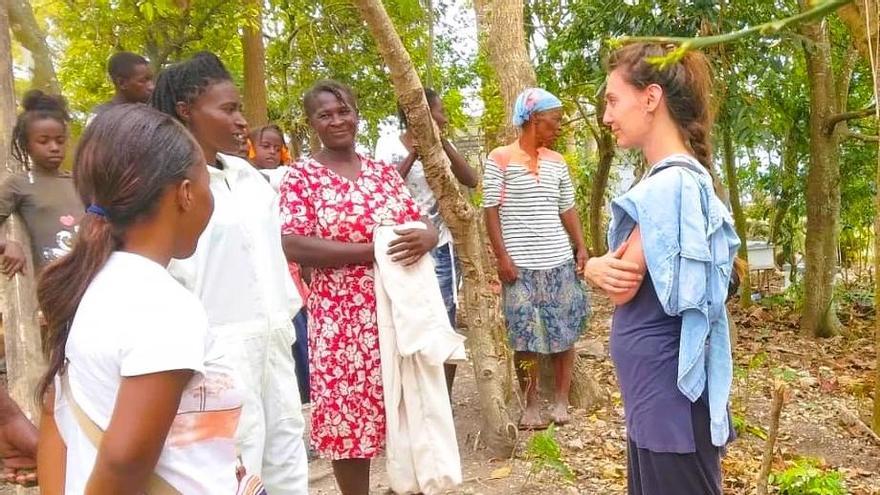 Ester Vignolles conversa con varias mujeres durante su reciente estancia en Haití.