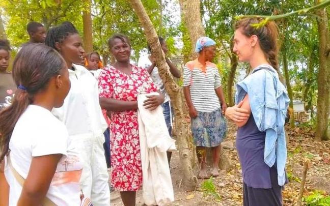 Ester Vignolles conversa con varias mujeres durante su reciente estancia en Haití.