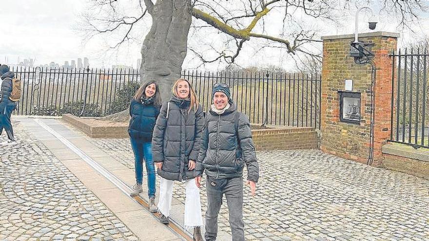 Eneko eta bi lagun Greenwicheko meridianoan.