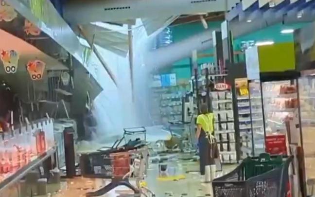 Así quedó el techo del supermercado de Ontinyent. / X Así quedó el techo del supermercado de Ontinyent.