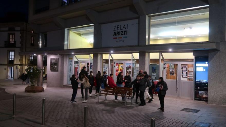 Vecinos delante del cine Zelai Arizti.