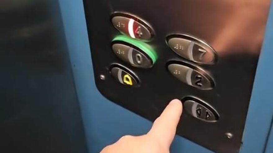 Los pulsadores del ascensor.