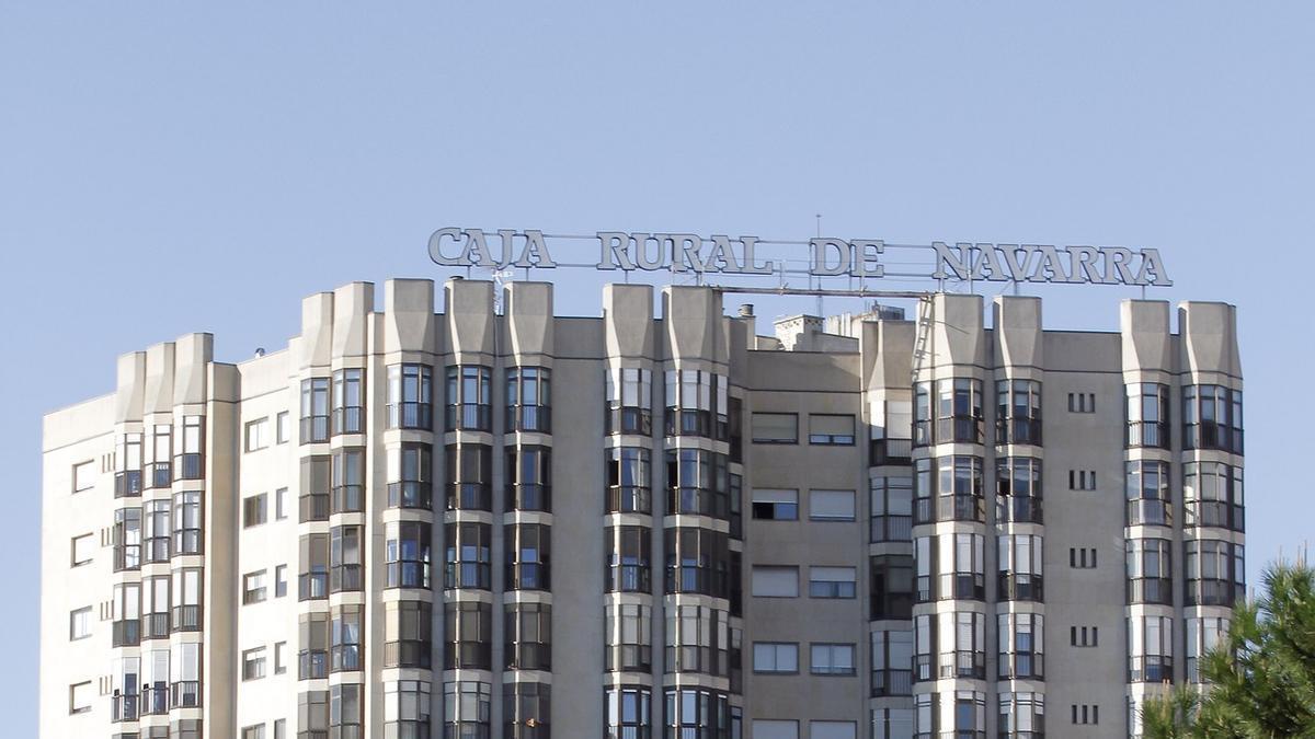 Fachada del edificio donde se ubica la sede central de Caja Rural de Navarra, en Pamplona.