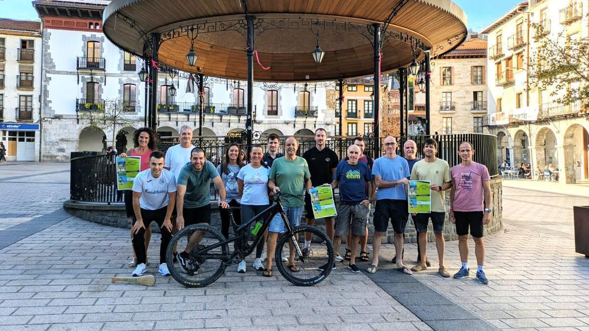 Foto de grupo de las entidades agrupadas en Azpeskirola, animando a sumarse al programa Eskola Kirola.