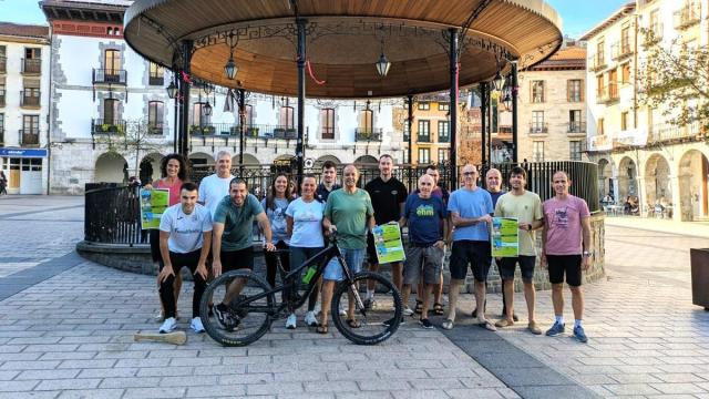 Foto de grupo de las entidades agrupadas en Azpeskirola, animando a sumarse al programa Eskola Kirola.