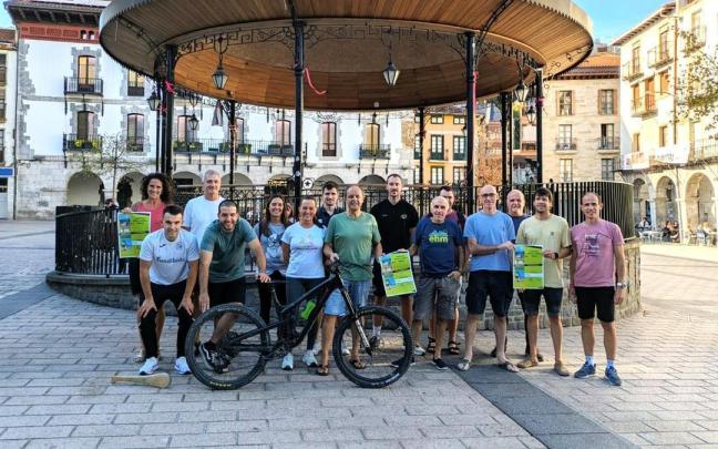 Foto de grupo de las entidades agrupadas en Azpeskirola, animando a sumarse al programa Eskola Kirola.