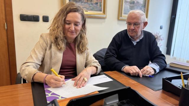 La alcaldesa, Maider Morras, y el vicario del Santuario de Arantzazu, Juan Ignacio Larrea, en la firma este viernes ante notario de la operación de compraventa de la iglesia de San Francisco.