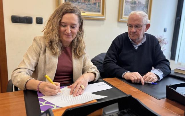 La alcaldesa, Maider Morras, y el vicario del Santuario de Arantzazu, Juan Ignacio Larrea, en la firma este viernes ante notario de la operación de compraventa de la iglesia de San Francisco.