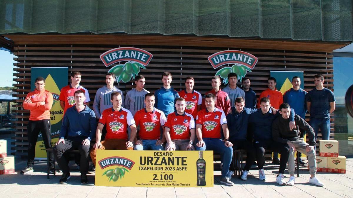 Los pelotaris de la plantilla de Aspe, en el acto de entrega de las 2.100 botellas de aceite.