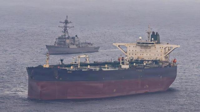 La Guardia Revolucionaria iraní permite el paso de otros 25 buques por Ormuz en 24 horas