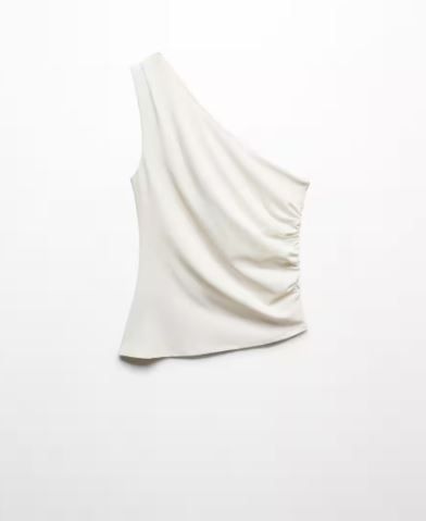 Top blanco drapeado con un hombro al aire.