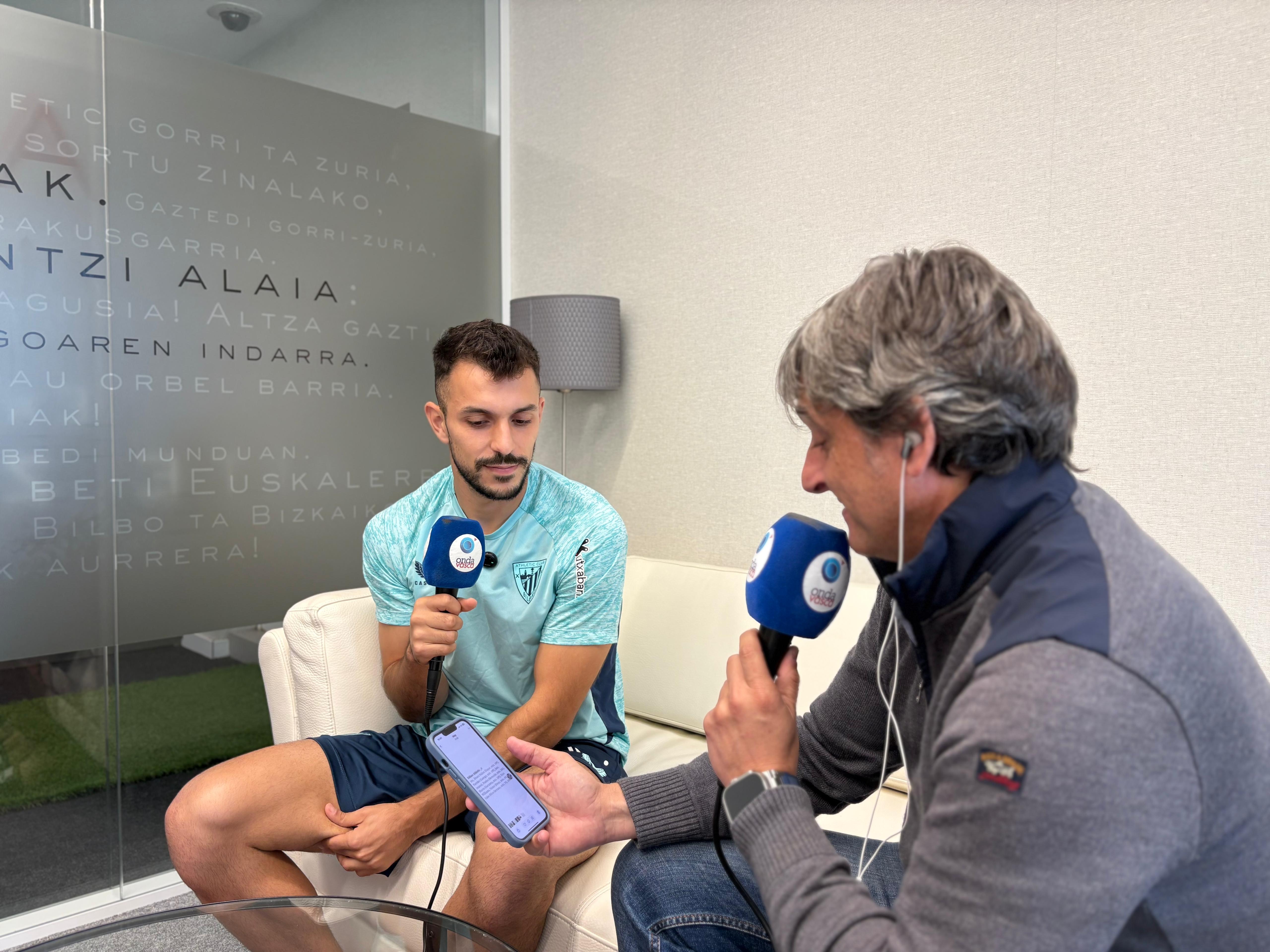 Aitor Paredes y José Manuel Monje, departiendo hoy en las instalaciones de Lezama