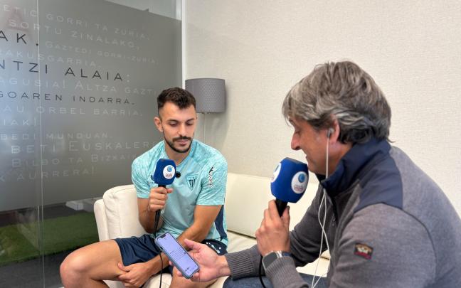 Aitor Paredes y José Manuel Monje, departiendo hoy en las instalaciones de Lezama