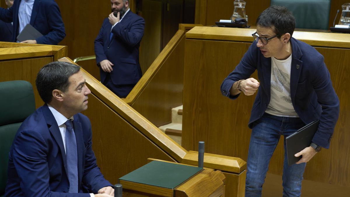 El portavoz de EH Bildu en el Parlamento Vasco, Pello Otxandiano, gesticula ante el lehendakari Pradales