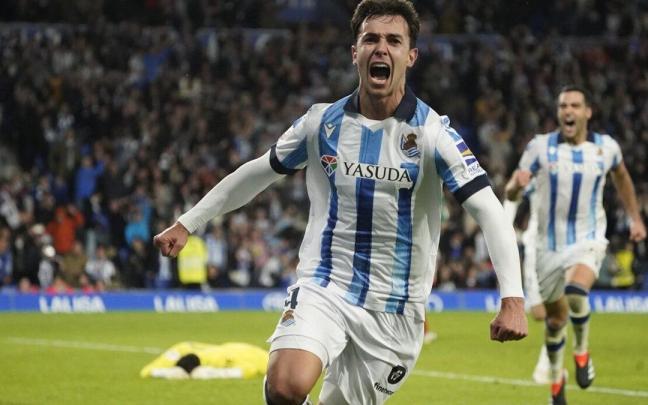 Zubimendi celebra el gol que marcó al Alavés en el partido que tuvo lugar el pasado 2 de enero en Anoeta. / RUBEN PLAZA